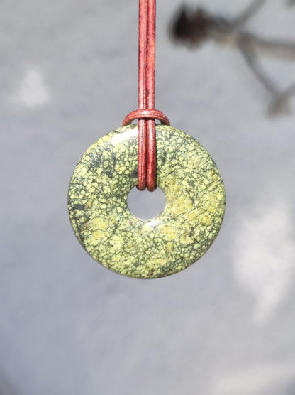 Mamba Stone (Serpentin) 30mm Donut grün Edelstein Kette HIPPIE GOA Boho Tibet Ethno Nature Donut Heilstein Sammler Unikat Mann Frau Geschenk - Art of Nature Berlin