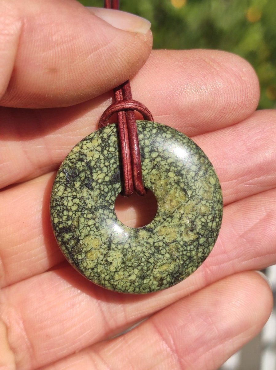 Mamba Stone (Serpentin) 30mm Donut grün Edelstein Kette HIPPIE GOA Boho Tibet Ethno Nature Donut Heilstein Sammler Unikat Mann Frau Geschenk - Art of Nature Berlin