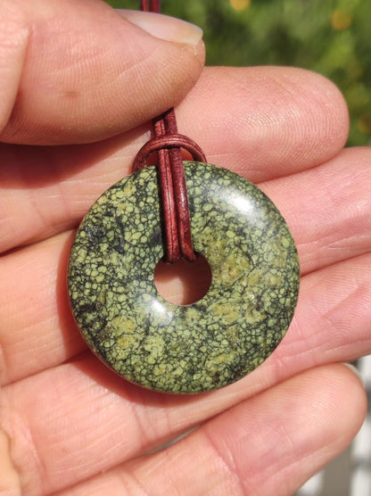 Mamba Stone (Serpentin) 30mm Donut grün Edelstein Kette HIPPIE GOA Boho Tibet Ethno Nature Donut Heilstein Sammler Unikat Mann Frau Geschenk - Art of Nature Berlin