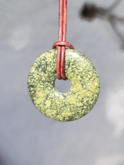 Mamba Stone (Serpentin) 30mm Donut grün Edelstein Kette HIPPIE GOA Boho Tibet Ethno Nature Donut Heilstein Sammler Unikat Mann Frau Geschenk - Art of Nature Berlin