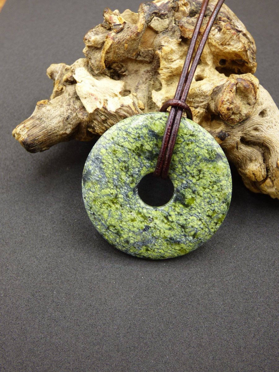 Mamba Stone (Serpentin) 40mm Donut ~ Edelstein Kette ~HIPPIE ~GOA ~Boho ~Tibet ~Ethno ~Nature ~Donut ~Schutzsymbol ~Heilstein - Art of Nature Berlin