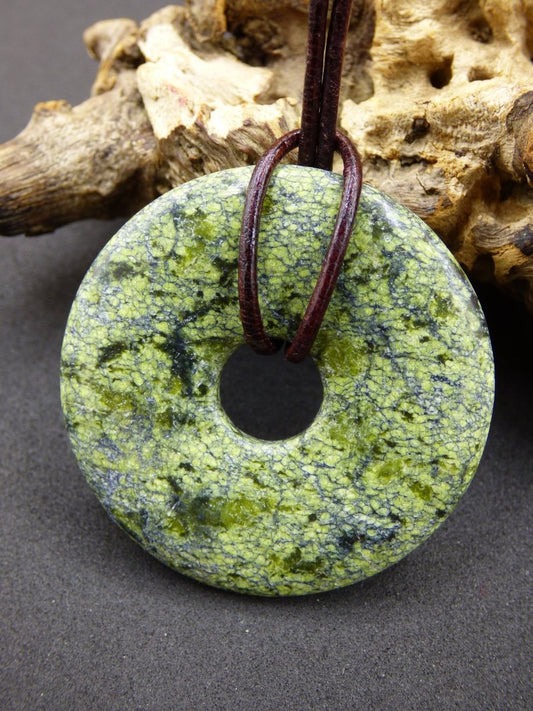 Mamba Stone (Serpentin) 40mm Donut ~ Edelstein Kette ~HIPPIE ~GOA ~Boho ~Tibet ~Ethno ~Nature ~Donut ~Schutzsymbol ~Heilstein - Art of Nature Berlin