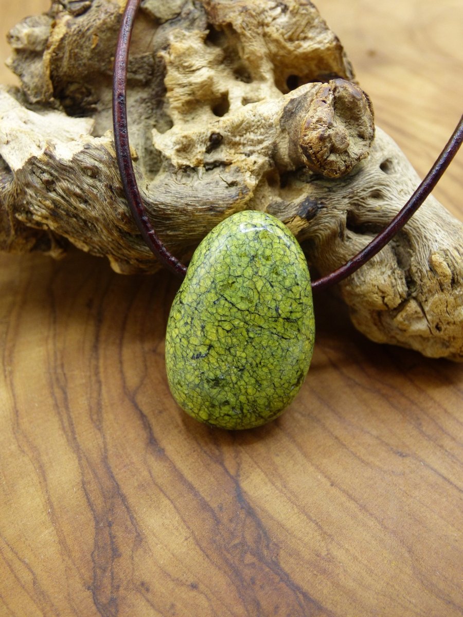 Mamba Stone (Serpentin) ~ Edelstein Kette ~HIPPIE ~GOA ~Boho ~Tibet ~Ethno ~Nature ~Schutzsymbol ~Heilstein - Art of Nature Berlin