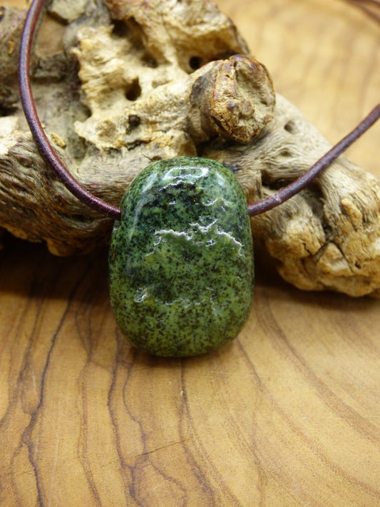 Mamba Stone (Serpentin) ~ Edelstein Kette ~HIPPIE ~GOA ~Boho ~Tibet ~Ethno ~Nature ~Schutzsymbol ~Heilstein - Art of Nature Berlin