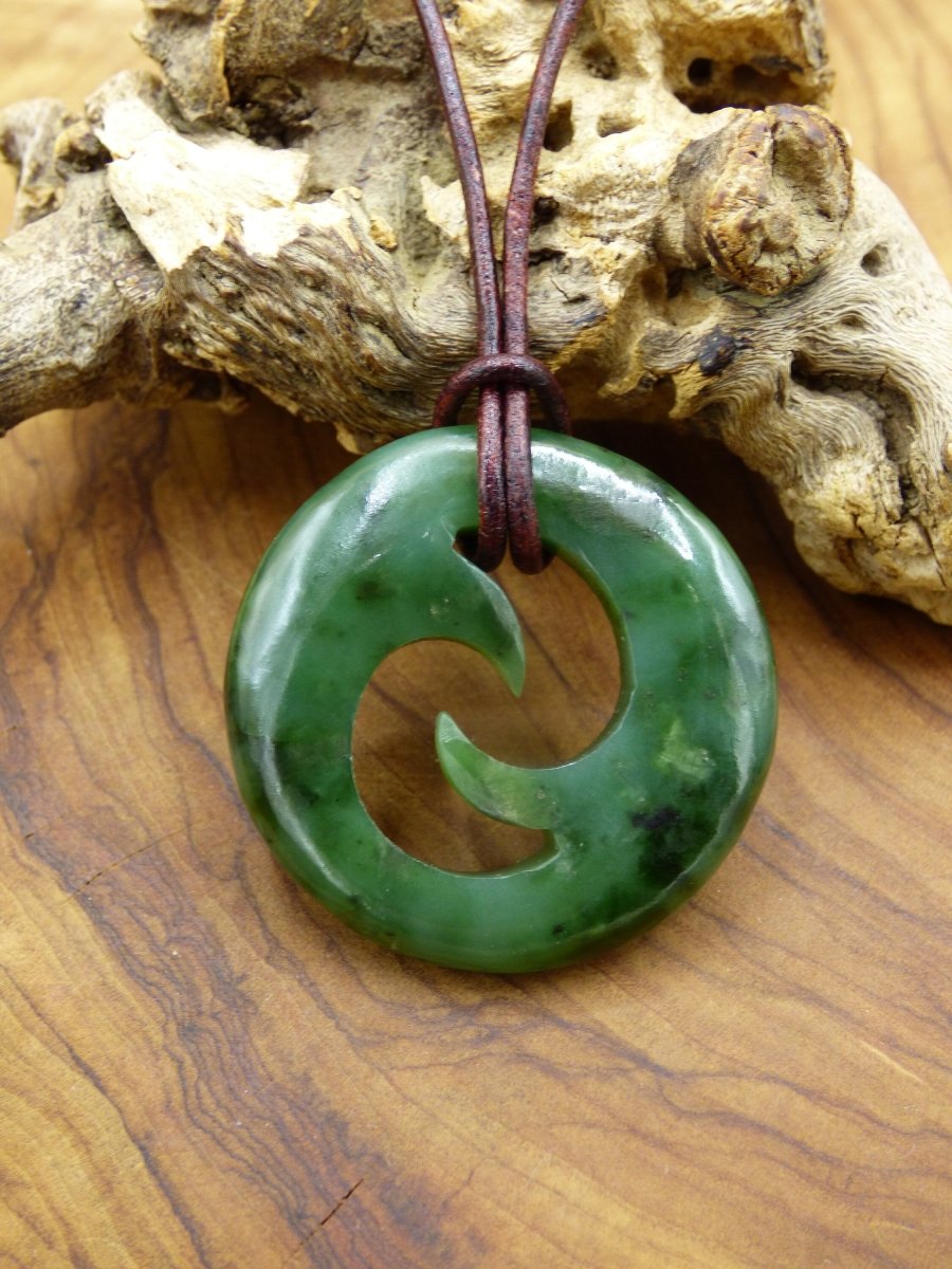 MAORI Nephrit Jade ~ Edelstein Kette rund kreis grün Natur Heilstein Schutzsymbol Mann Frau Er Sie Glück HIPPIE GOA Boho Tibet Ethno Rarität Geschenk - Art of Nature Berlin