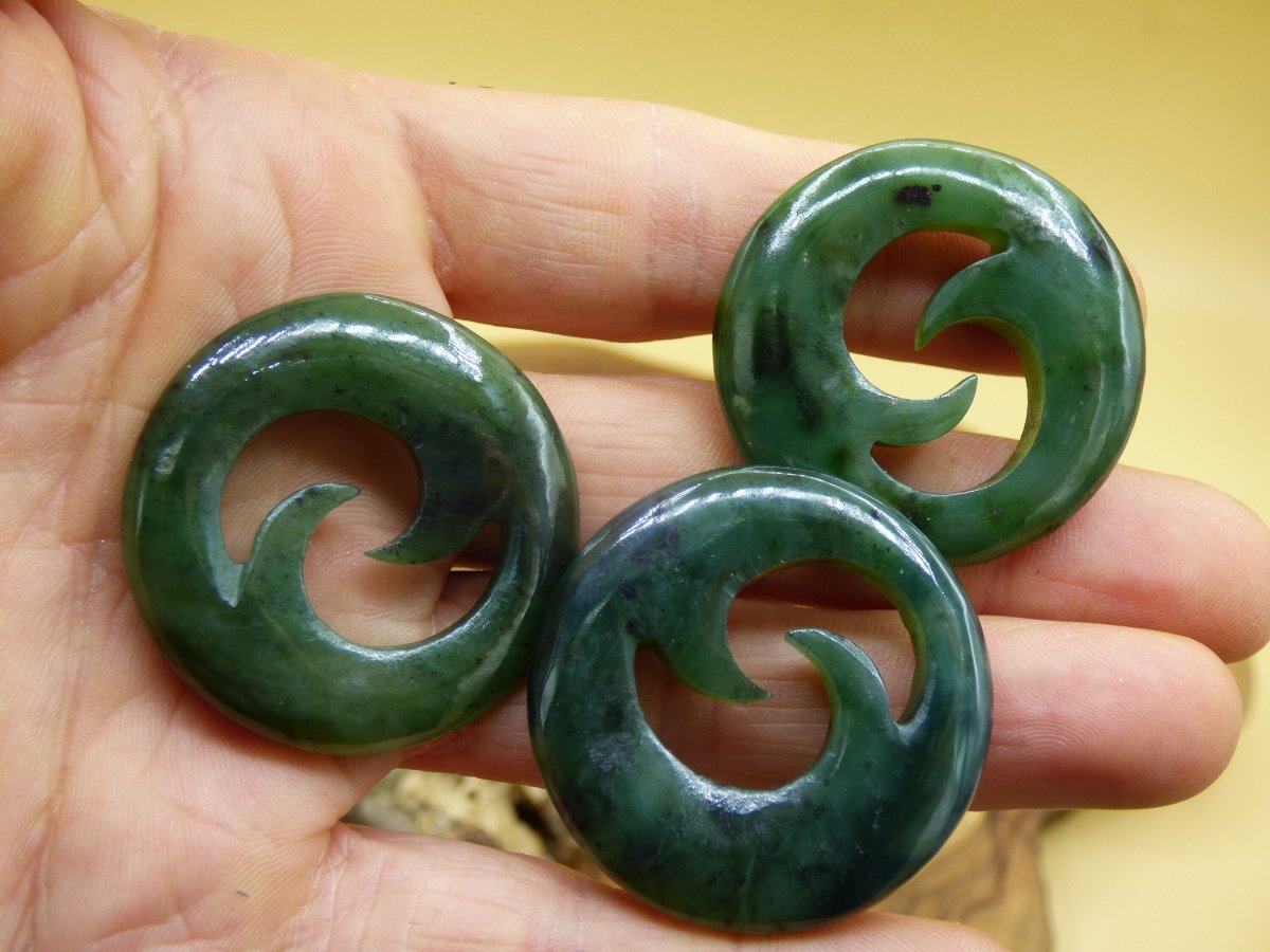 MAORI Nephrit Jade ~ Edelstein Kette rund kreis grün Natur Heilstein Schutzsymbol Mann Frau Er Sie Glück HIPPIE GOA Boho Tibet Ethno Rarität Geschenk - Art of Nature Berlin