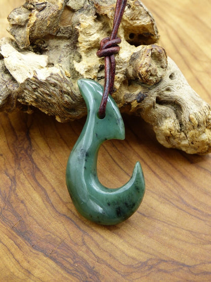 MAORI Nephrit Jade ~ Edelstein Kette rund kreis grün Natur Heilstein Schutzsymbol Mann Frau Er Sie Glück HIPPIE GOA Boho Tibet Ethno Rarität Geschenk - Art of Nature Berlin