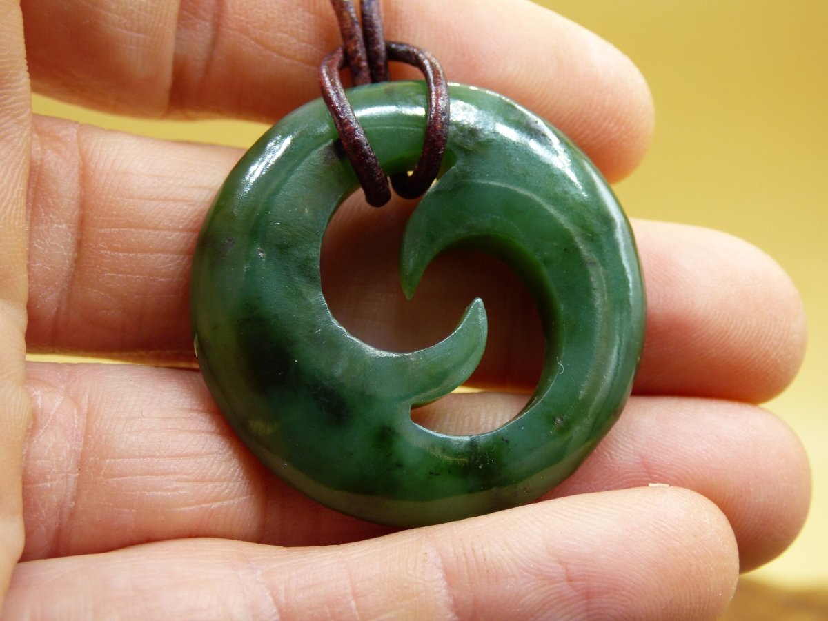 MAORI Nephrit Jade ~ Edelstein Kette rund kreis grün Natur Heilstein Schutzsymbol Mann Frau Er Sie Glück HIPPIE GOA Boho Tibet Ethno Rarität Geschenk - Art of Nature Berlin