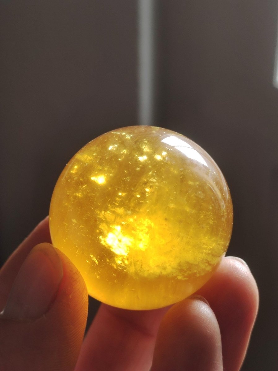 Mica Fluorit Gelb AAA Edelstein Kugel Deko Sphere Massage Kristall Sammler Meditation Heilstein Frau Mann Geschenk Er Sie Haus Wohn Energie - Art of Nature Berlin