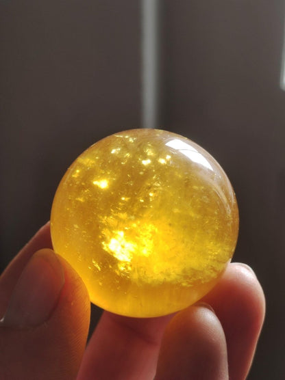Mica Fluorit Gelb AAA Edelstein Kugel Deko Sphere Massage Kristall Sammler Meditation Heilstein Frau Mann Geschenk Er Sie Haus Wohn Energie - Art of Nature Berlin
