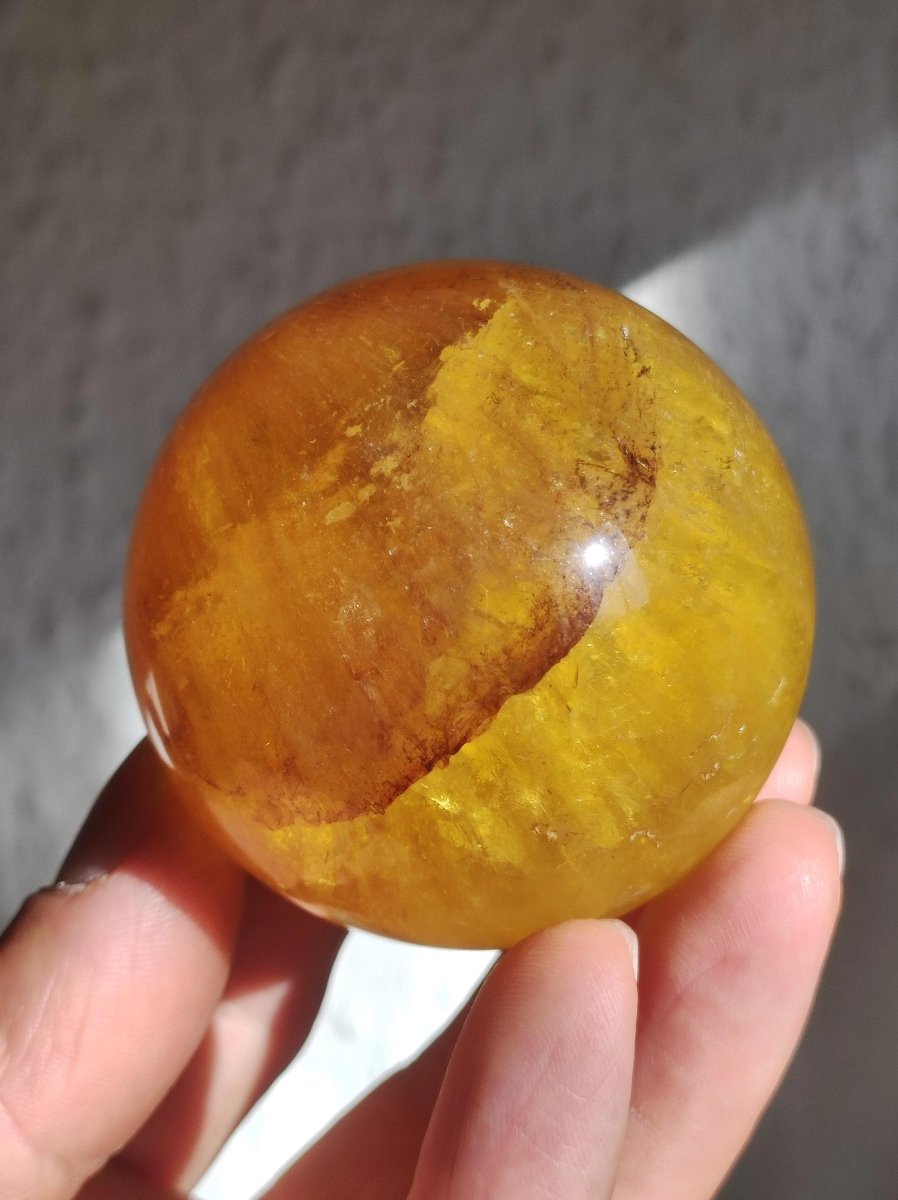 Mica Fluorit Gelb AAA Edelstein Kugel Deko Sphere Massage Kristall Sammler Meditation Heilstein Frau Mann Geschenk Er Sie Haus Wohn Energie - Art of Nature Berlin