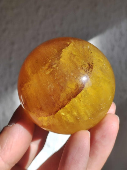 Mica Fluorit Gelb AAA Edelstein Kugel Deko Sphere Massage Kristall Sammler Meditation Heilstein Frau Mann Geschenk Er Sie Haus Wohn Energie - Art of Nature Berlin