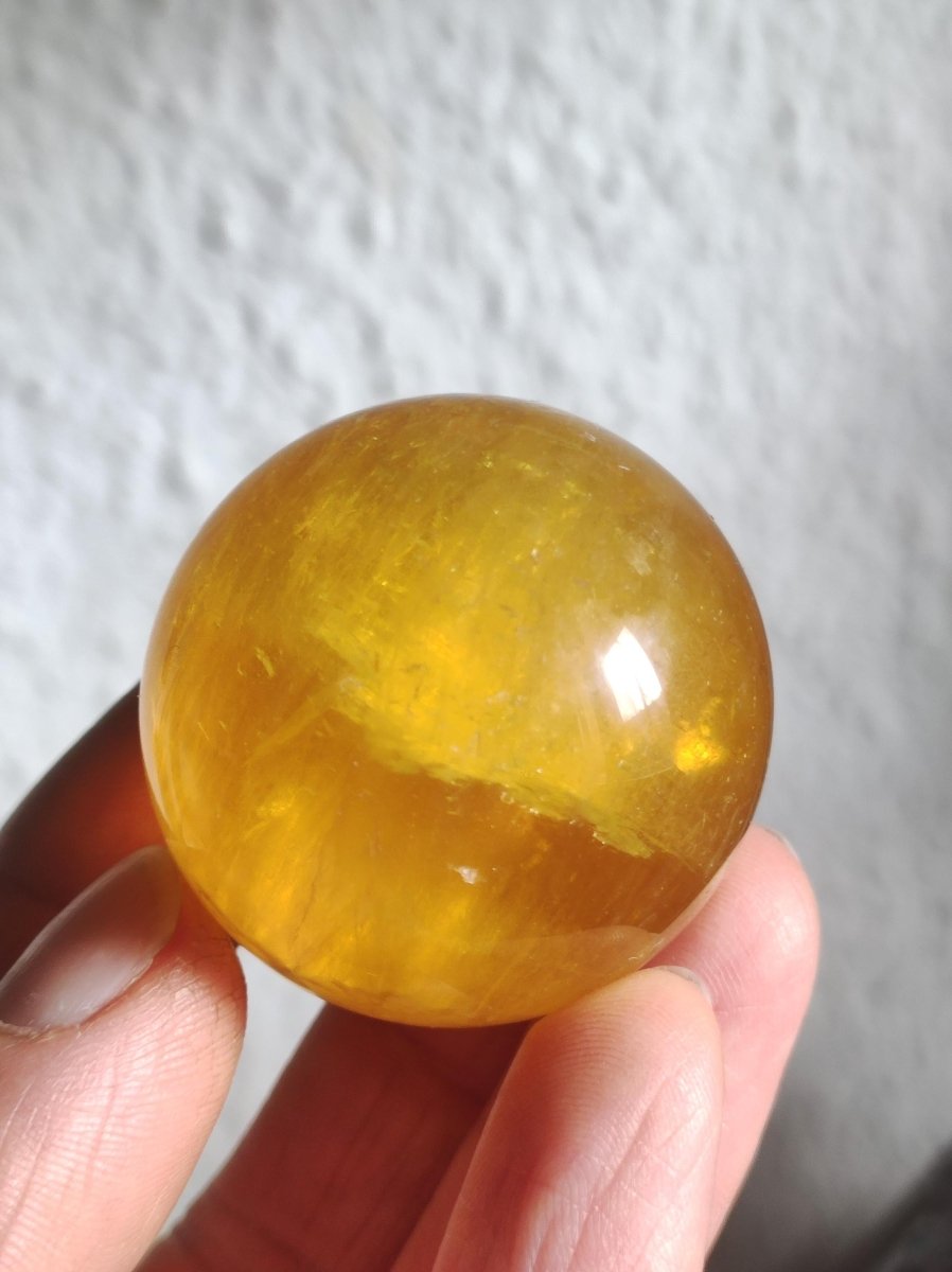 Mica Fluorit Gelb AAA Edelstein Kugel Deko Sphere Massage Kristall Sammler Meditation Heilstein Frau Mann Geschenk Er Sie Haus Wohn Energie - Art of Nature Berlin