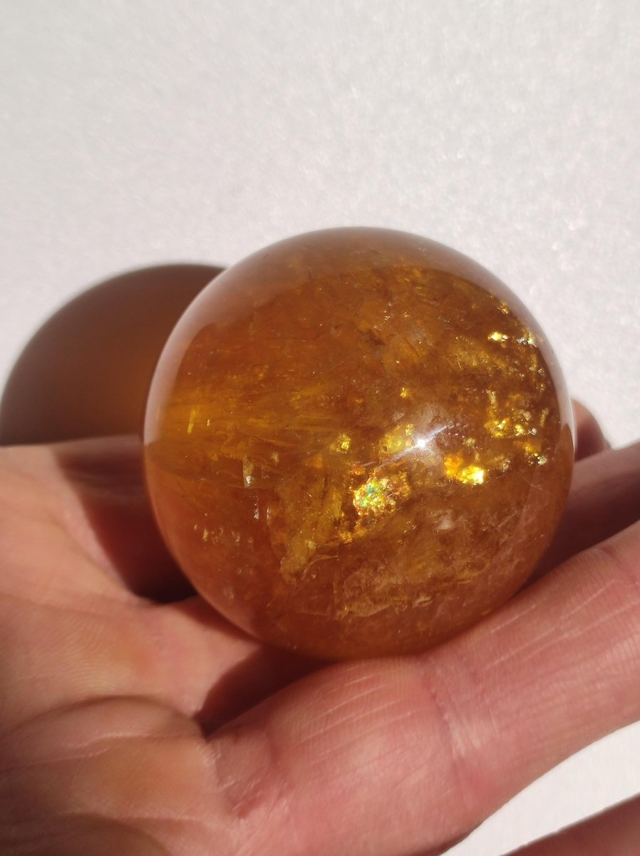 Mica Fluorit Gelb AAA Edelstein Kugel Deko Sphere Massage Kristall Sammler Meditation Heilstein Frau Mann Geschenk Er Sie Haus Wohn Energie - Art of Nature Berlin