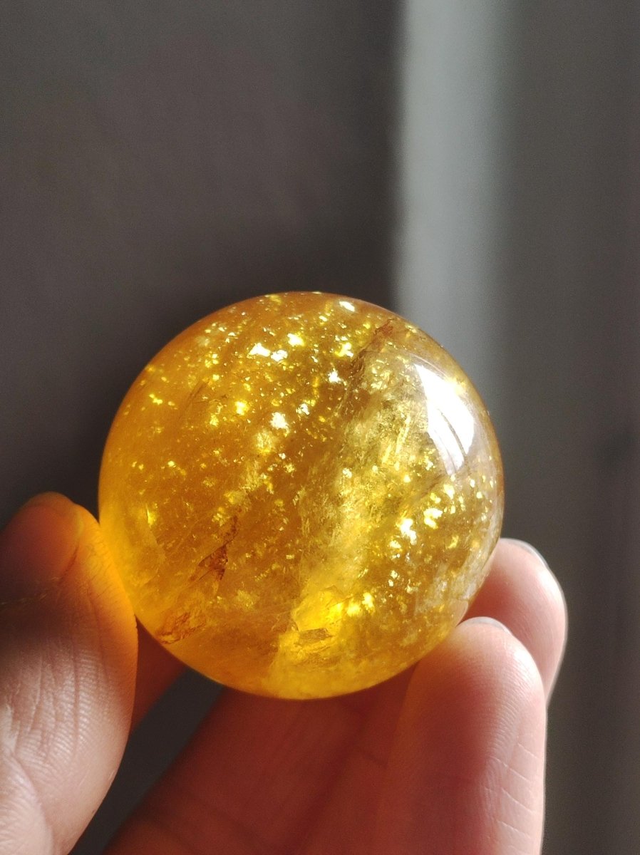 Mica Fluorit Gelb AAA Edelstein Kugel Deko Sphere Massage Kristall Sammler Meditation Heilstein Frau Mann Geschenk Er Sie Haus Wohn Energie - Art of Nature Berlin