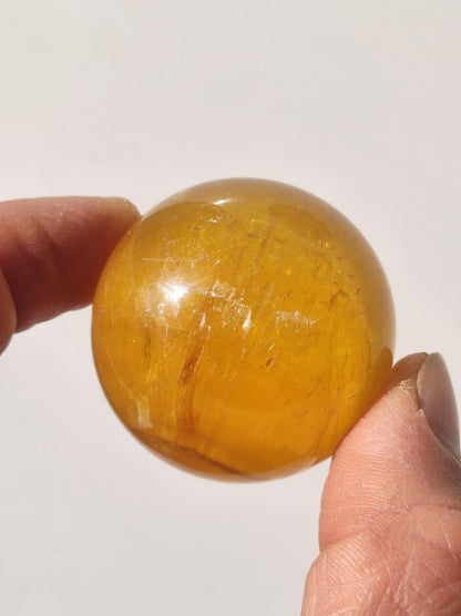 Mica Fluorit Gelb AAA Edelstein Kugel Deko Sphere Massage Kristall Sammler Meditation Heilstein Frau Mann Geschenk Er Sie Haus Wohn Energie - Art of Nature Berlin