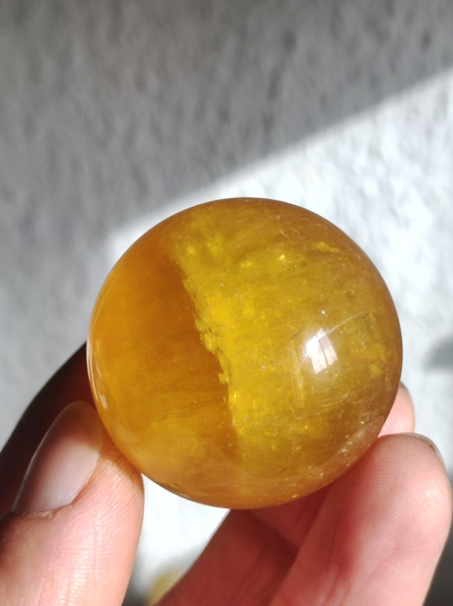 Mica Fluorit Gelb AAA Edelstein Kugel Deko Sphere Massage Kristall Sammler Meditation Heilstein Frau Mann Geschenk Er Sie Haus Wohn Energie - Art of Nature Berlin