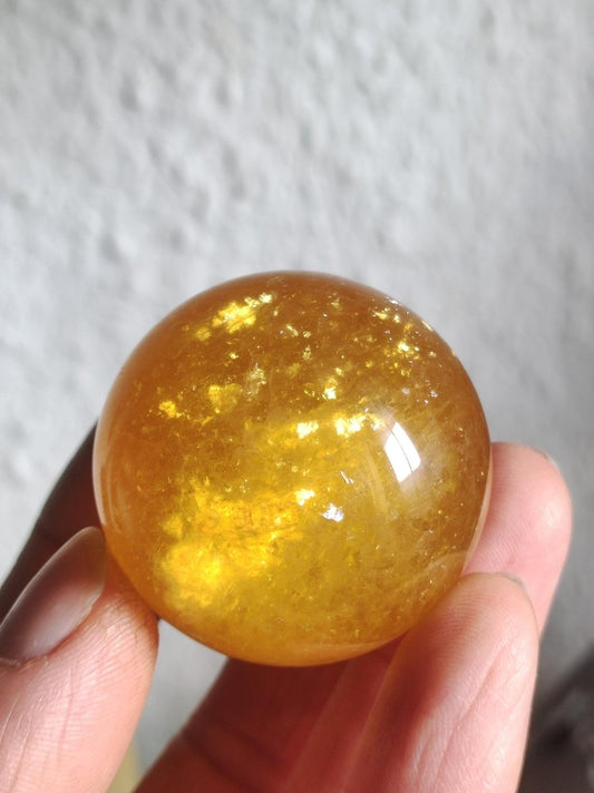Mica Fluorit Gelb AAA Edelstein Kugel Deko Sphere Massage Kristall Sammler Meditation Heilstein Frau Mann Geschenk Er Sie Haus Wohn Energie - Art of Nature Berlin