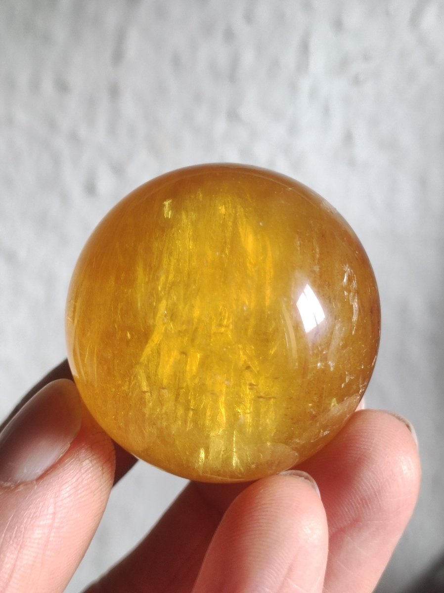 Mica Fluorit Gelb AAA Edelstein Kugel Deko Sphere Massage Kristall Sammler Meditation Heilstein Frau Mann Geschenk Er Sie Haus Wohn Energie - Art of Nature Berlin