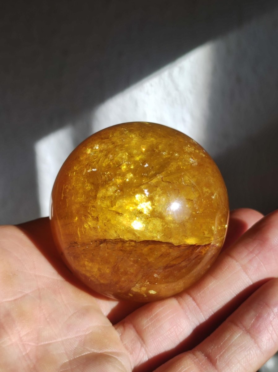 Mica Fluorit Gelb AAA Edelstein Kugel Deko Sphere Massage Kristall Sammler Meditation Heilstein Frau Mann Geschenk Er Sie Haus Wohn Energie - Art of Nature Berlin