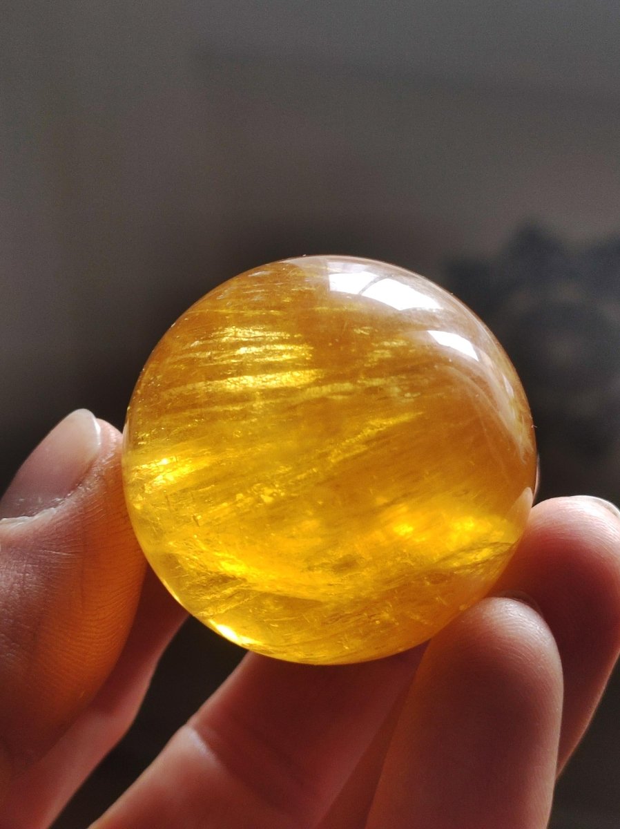 Mica Fluorit Gelb AAA Edelstein Kugel Deko Sphere Massage Kristall Sammler Meditation Heilstein Frau Mann Geschenk Er Sie Haus Wohn Energie - Art of Nature Berlin