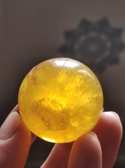 Mica Fluorit Gelb AAA Edelstein Kugel Deko Sphere Massage Kristall Sammler Meditation Heilstein Frau Mann Geschenk Er Sie Haus Wohn Energie - Art of Nature Berlin