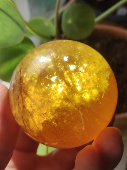 Mica Fluorit Gelb AAA Edelstein Kugel Deko Sphere Massage Kristall Sammler Meditation Heilstein Frau Mann Geschenk Er Sie Haus Wohn Energie - Art of Nature Berlin