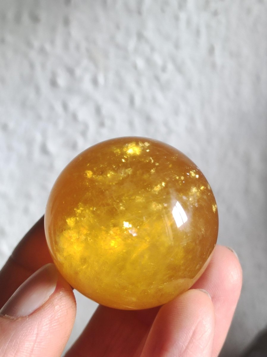 Mica Fluorit Gelb AAA Edelstein Kugel Deko Sphere Massage Kristall Sammler Meditation Heilstein Frau Mann Geschenk Er Sie Haus Wohn Energie - Art of Nature Berlin