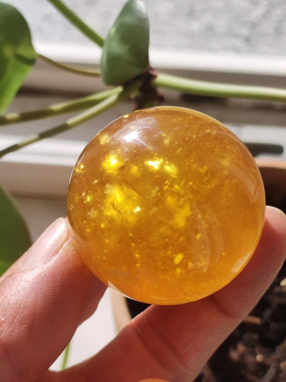Mica Fluorit Gelb AAA Edelstein Kugel Deko Sphere Massage Kristall Sammler Meditation Heilstein Frau Mann Geschenk Er Sie Haus Wohn Energie - Art of Nature Berlin