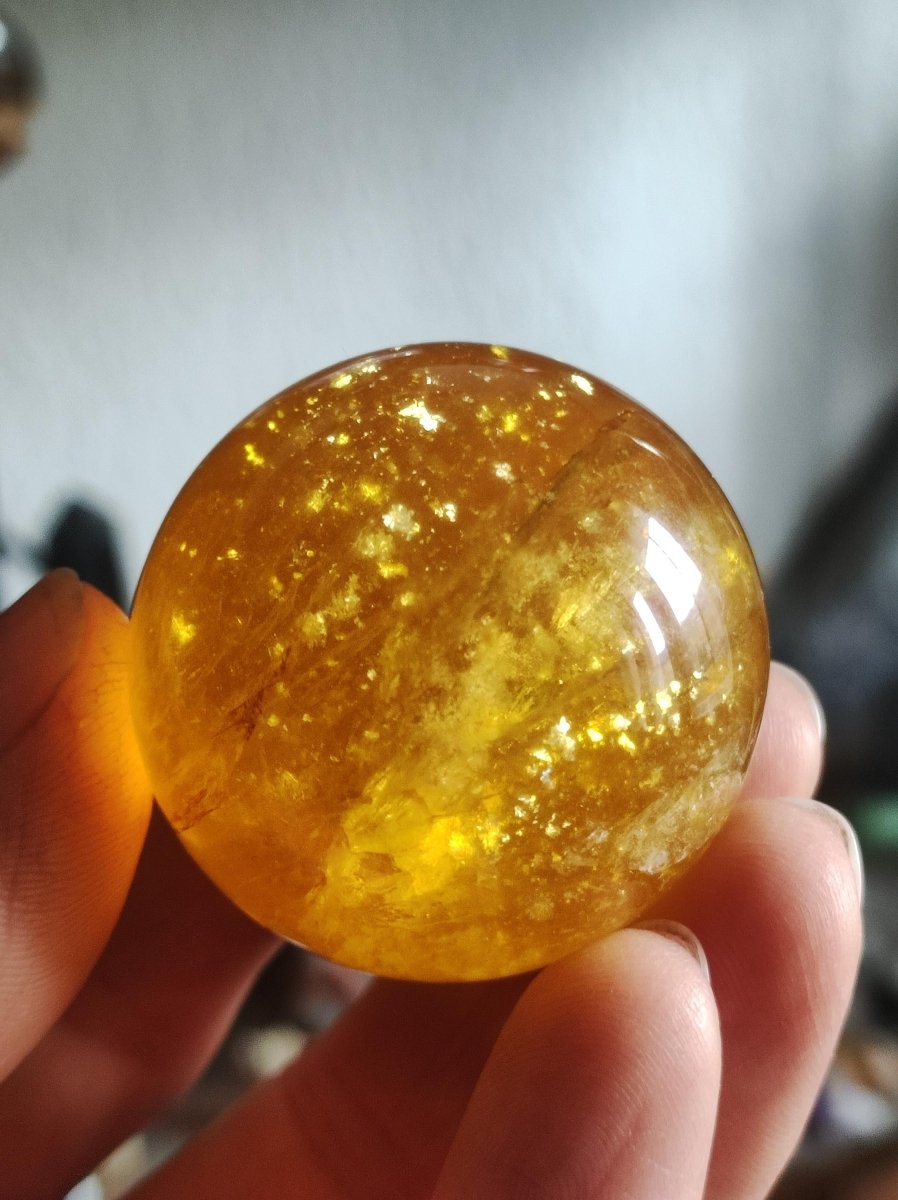 Mica Fluorit Gelb AAA Edelstein Kugel Deko Sphere Massage Kristall Sammler Meditation Heilstein Frau Mann Geschenk Er Sie Haus Wohn Energie - Art of Nature Berlin