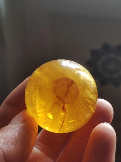 Mica Fluorit Gelb AAA Edelstein Kugel Deko Sphere Massage Kristall Sammler Meditation Heilstein Frau Mann Geschenk Er Sie Haus Wohn Energie - Art of Nature Berlin