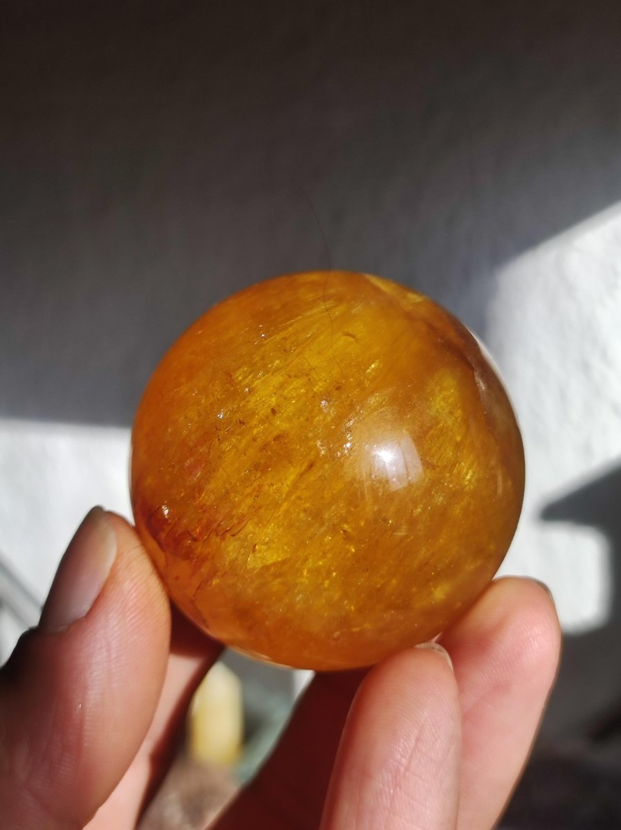 Mica Fluorit Gelb AAA Edelstein Kugel Deko Sphere Massage Kristall Sammler Meditation Heilstein Frau Mann Geschenk Er Sie Haus Wohn Energie - Art of Nature Berlin