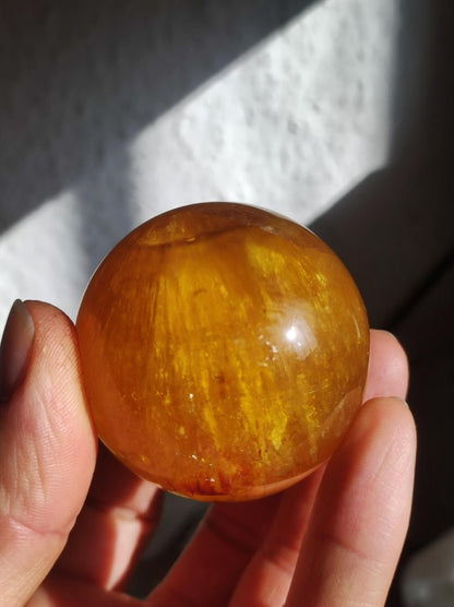 Mica Fluorit Gelb AAA Edelstein Kugel Deko Sphere Massage Kristall Sammler Meditation Heilstein Frau Mann Geschenk Er Sie Haus Wohn Energie - Art of Nature Berlin