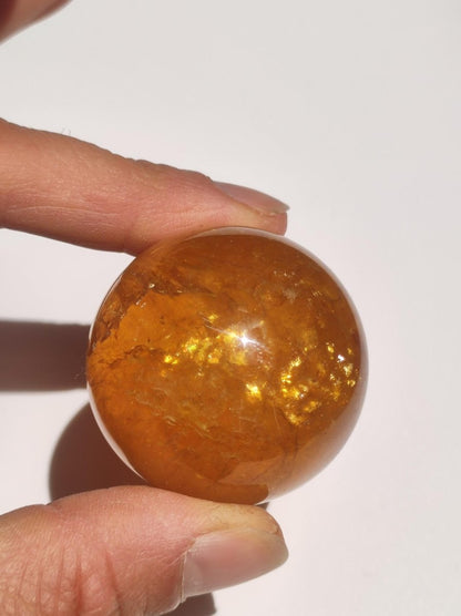 Mica Fluorit Gelb AAA Edelstein Kugel Deko Sphere Massage Kristall Sammler Meditation Heilstein Frau Mann Geschenk Er Sie Haus Wohn Energie - Art of Nature Berlin