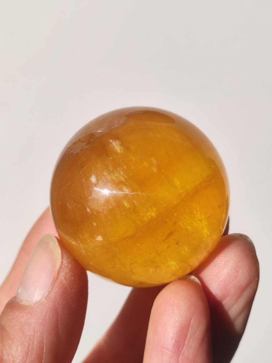 Mica Fluorit Gelb AAA Edelstein Kugel Deko Sphere Massage Kristall Sammler Meditation Heilstein Frau Mann Geschenk Er Sie Haus Wohn Energie - Art of Nature Berlin