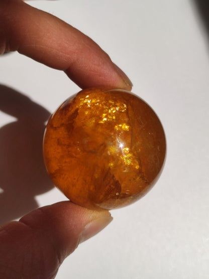 Mica Fluorit Gelb AAA Edelstein Kugel Deko Sphere Massage Kristall Sammler Meditation Heilstein Frau Mann Geschenk Er Sie Haus Wohn Energie - Art of Nature Berlin