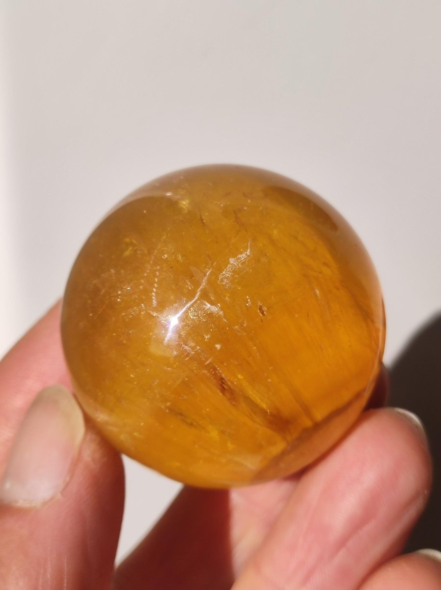 Mica Fluorit Gelb AAA Edelstein Kugel Deko Sphere Massage Kristall Sammler Meditation Heilstein Frau Mann Geschenk Er Sie Haus Wohn Energie - Art of Nature Berlin