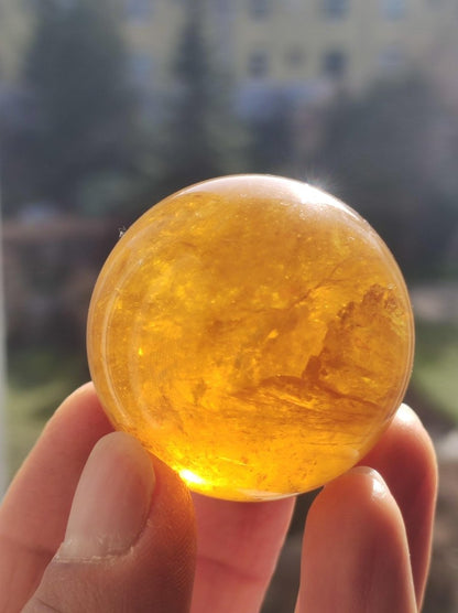 Mica Fluorit Gelb AAA Edelstein Kugel Deko Sphere Massage Kristall Sammler Meditation Heilstein Frau Mann Geschenk Er Sie Haus Wohn Energie - Art of Nature Berlin