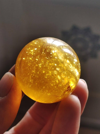 Mica Fluorit Gelb AAA Edelstein Kugel Deko Sphere Massage Kristall Sammler Meditation Heilstein Frau Mann Geschenk Er Sie Haus Wohn Energie - Art of Nature Berlin