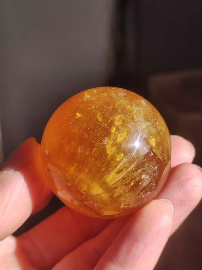 Mica Fluorit Gelb AAA Edelstein Kugel Deko Sphere Massage Kristall Sammler Meditation Heilstein Frau Mann Geschenk Er Sie Haus Wohn Energie - Art of Nature Berlin