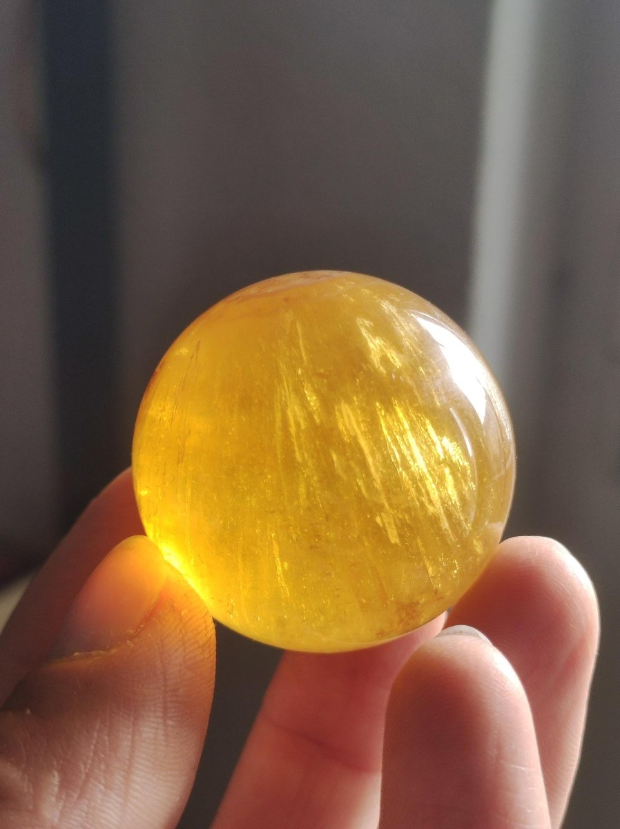 Mica Fluorit Gelb AAA Edelstein Kugel Deko Sphere Massage Kristall Sammler Meditation Heilstein Frau Mann Geschenk Er Sie Haus Wohn Energie - Art of Nature Berlin