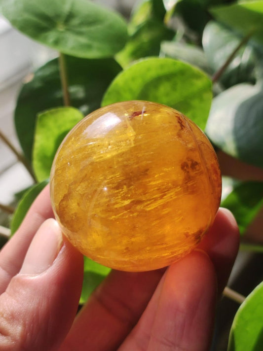 Mica Fluorit Gelb AAA Edelstein Kugel Deko Sphere Massage Kristall Sammler Meditation Heilstein Frau Mann Geschenk Er Sie Haus Wohn Energie - Art of Nature Berlin