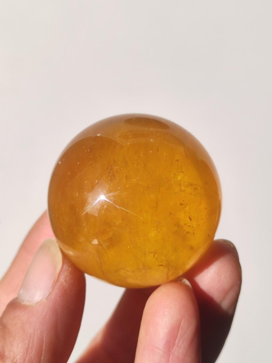 Mica Fluorit Gelb AAA Edelstein Kugel Deko Sphere Massage Kristall Sammler Meditation Heilstein Frau Mann Geschenk Er Sie Haus Wohn Energie - Art of Nature Berlin