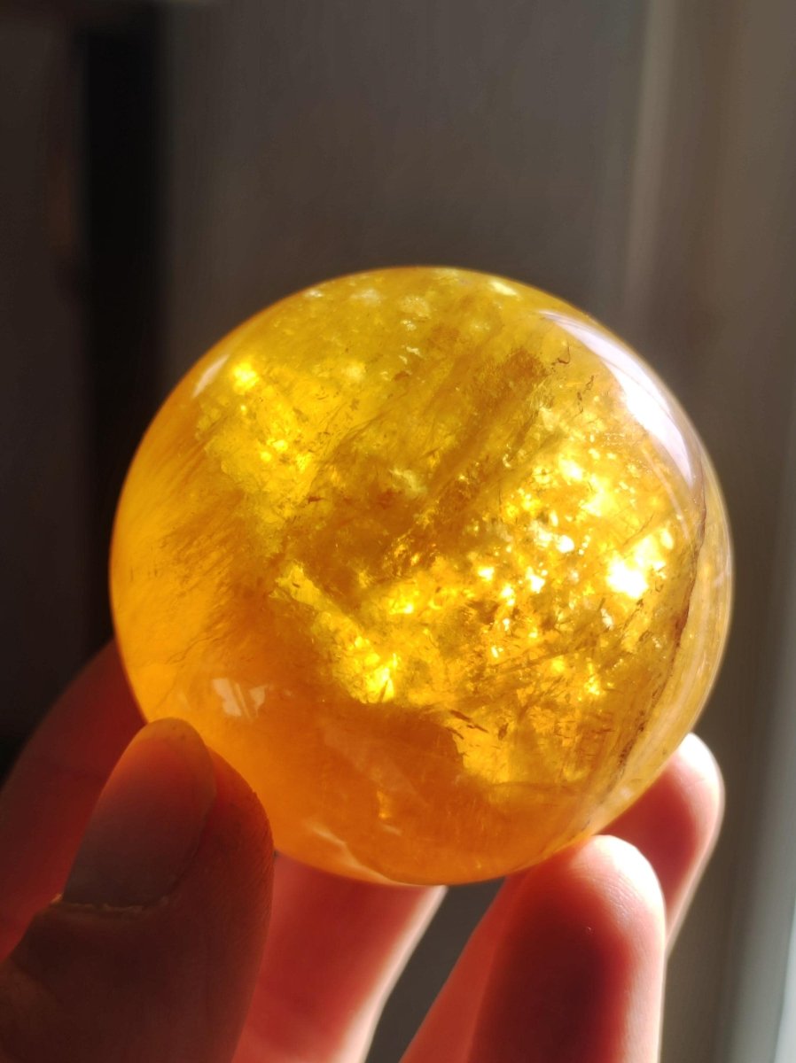 Mica Fluorit Gelb AAA Edelstein Kugel Deko Sphere Massage Kristall Sammler Meditation Heilstein Frau Mann Geschenk Er Sie Haus Wohn Energie - Art of Nature Berlin