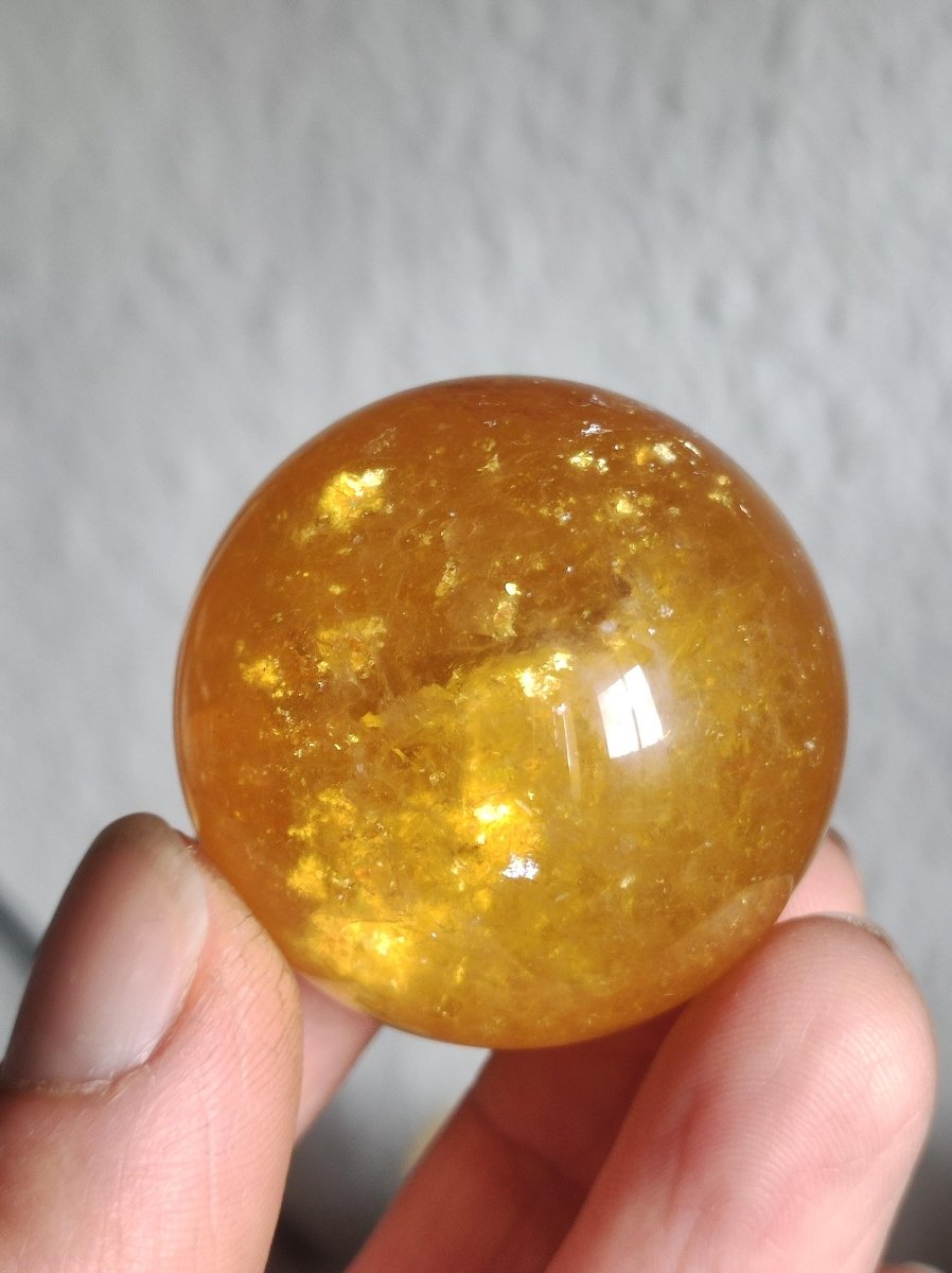 Mica Fluorit Gelb AAA Edelstein Kugel Deko Sphere Massage Kristall Sammler Meditation Heilstein Frau Mann Geschenk Er Sie Haus Wohn Energie - Art of Nature Berlin