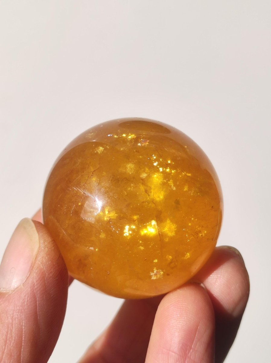 Mica Fluorit Gelb AAA Edelstein Kugel Deko Sphere Massage Kristall Sammler Meditation Heilstein Frau Mann Geschenk Er Sie Haus Wohn Energie - Art of Nature Berlin