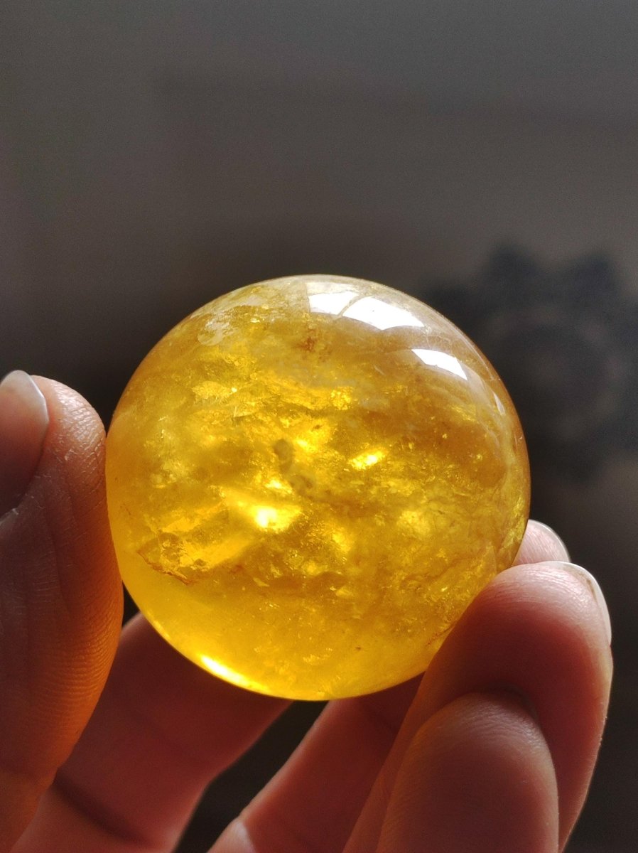 Mica Fluorit Gelb AAA Edelstein Kugel Deko Sphere Massage Kristall Sammler Meditation Heilstein Frau Mann Geschenk Er Sie Haus Wohn Energie - Art of Nature Berlin