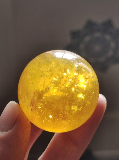 Mica Fluorit Gelb AAA Edelstein Kugel Deko Sphere Massage Kristall Sammler Meditation Heilstein Frau Mann Geschenk Er Sie Haus Wohn Energie - Art of Nature Berlin