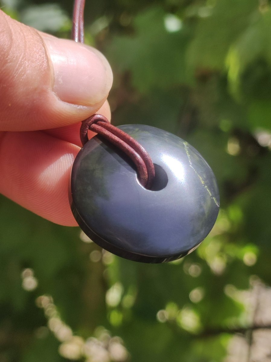 Midnight Lemurian Jade Black Schwarze Jade ~ Donut Edelstein Kette ~HIPPIE ~GOA ~Boho ~Tibet ~Ethno ~Nature ~Donut ~Schutzsymbol ~Heilstein - Art of Nature Berlin