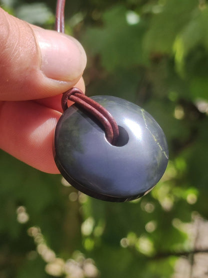 Midnight Lemurian Jade Black Schwarze Jade ~ Donut Edelstein Kette ~HIPPIE ~GOA ~Boho ~Tibet ~Ethno ~Nature ~Donut ~Schutzsymbol ~Heilstein - Art of Nature Berlin